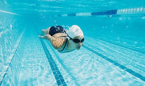 Yüzme, bel fıtığı konusunda fazladan fayda sağlamıyor