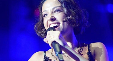 Zeynep Bastık'tan Boğaz'da muhteşem gece