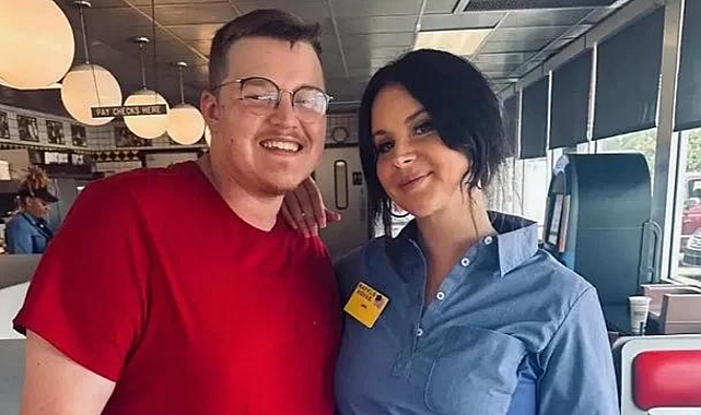 ABD&#039;li pop sanatçısı Lana Del Rey waffle dükkanında çalışırken görüntülendi