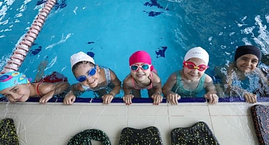 Bucalılar belediyenin havuzlarında serinliyor