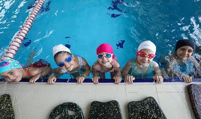 Bucalılar belediyenin havuzlarında serinliyor