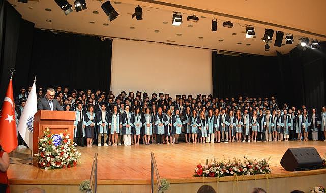 Çiçeği burnunda diş hekimleri sektöre uğurlandı