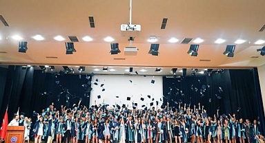 Egeli İletişimciler mezuniyet coşkusunu Sinan Akçıl'la yaşadı