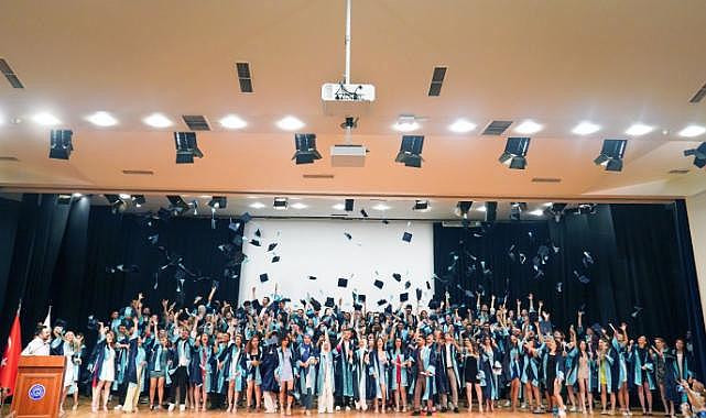 Egeli İletişimciler mezuniyet coşkusunu Sinan Akçıl&#039;la yaşadı