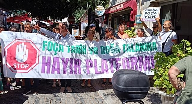 Foça'da imara açılan alanlar ve kaçak inşaatlara belediye önünde protesto