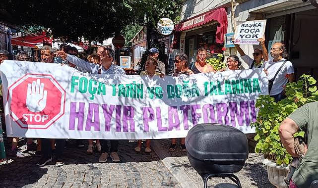 Foça&#039;da imara açılan alanlar ve kaçak inşaatlara belediye önünde protesto