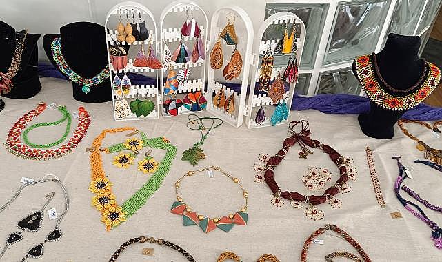 Foça&#039;da takıyı sanata dönüştürenlerin 13. yıl sergisi