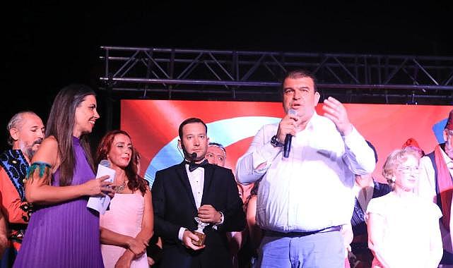 İzmir Aşkına 8500 Ayakta Alkışlandı