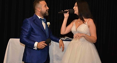 İzmir Balçova'da tiyatro sahnesinde evlendiler
