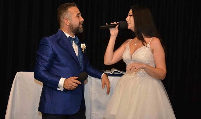 İzmir Balçova&#039;da tiyatro sahnesinde evlendiler