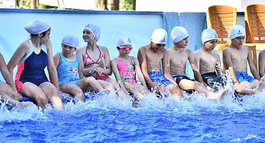 İzmir'de havuzlar kuruldu çocuklar mutlu