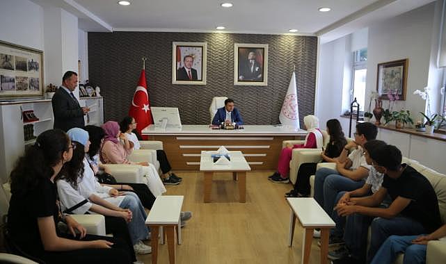İzmir İl Milli Eğitim Müdürü Doç. Dr. Murat Mücahit Yentür LGS 2023&#039;te Başarı Gösteren İmam Hatip Öğrencileriyle Bir Araya Geldi