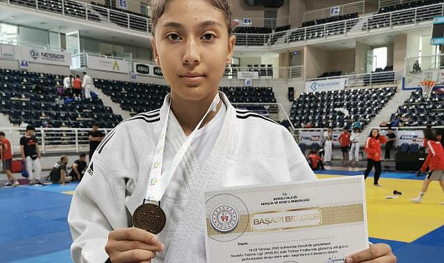 İzmir Yeşilay Spor Kulübü sporcusu Özlem Akgöz, Türkiye 3.sü oldu