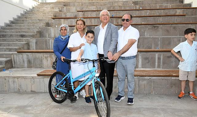Karabağlar Belediyesi&#039;nden başarılı öğrencilere bisiklet armağanı