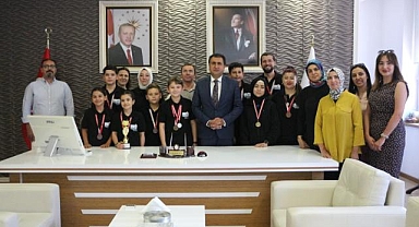 Kazandıkları Kupayı İl Milli Eğitim Müdürlüğüne Hediye Ettiler