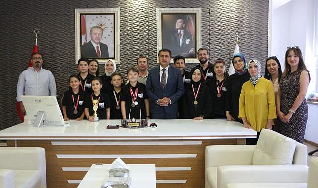 Kazandıkları Kupayı İl Milli Eğitim Müdürlüğüne Hediye Ettiler