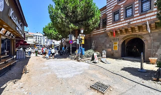 Kritik caddede üstyapıya geçiliyor