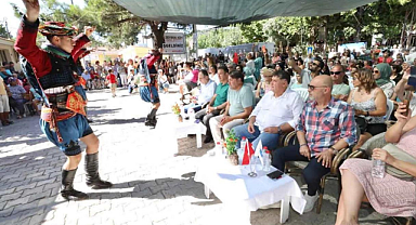 Menderes'te Zeybek Şenliği renkli görüntülere sahne oldu