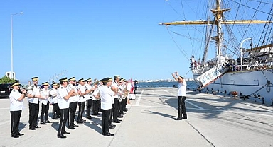 Tarihi gemiyi Torbalı Belediye bandosu karşıladı