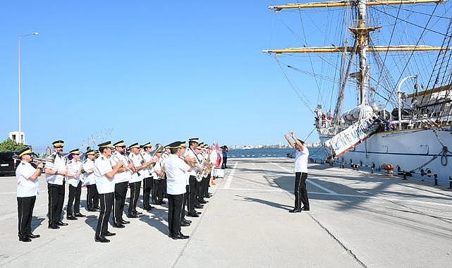 Tarihi gemiyi Torbalı Belediye bandosu karşıladı