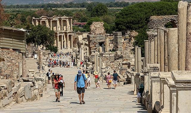 Yılın ilk yarısında İzmir&#039;e yarım milyon turist