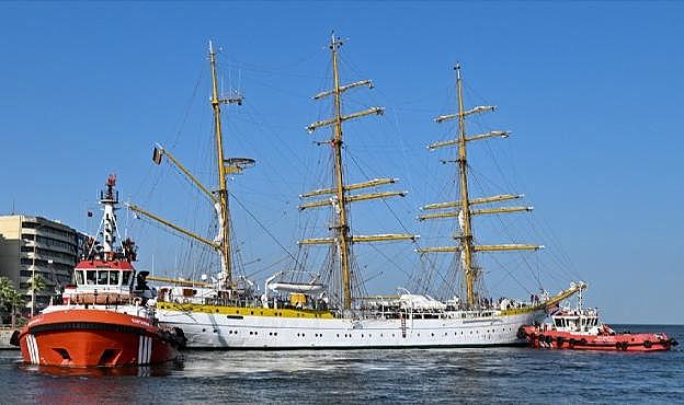 Yüzen tarih İzmir&#039;e demir attı!