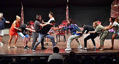 Yüzüncü yılında "Lozan" tiyatro sahnesinde