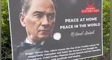 ABD'de yaşayan bir Türk vatandaşı komşularının ve çocuklarının daha iyi tanıması için evinin bahçesine Atatürk bölümü yaptı