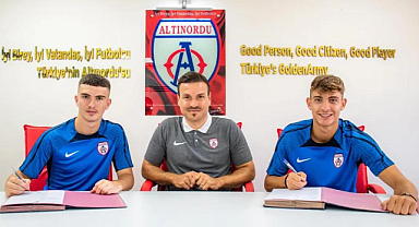 Altınordu'da yüzler gülüyor: 2 genç daha profesyonel oldu