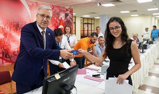 Başarılı öğrencilerin kayıtlarını Rektör Prof. Dr. Budak yaptı