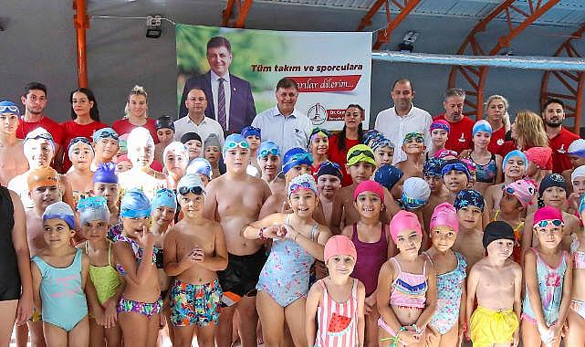 Başkan Tugay, ayda 1100 çocuğumuza yüzme öğretiyoruz