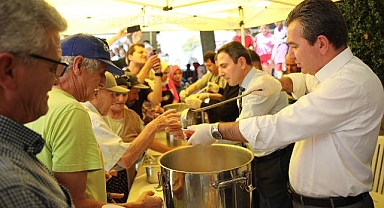 Bergama Belediye Başkanı Hakan Koştu aşure dağıttı