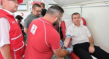 Bergama Belediye Başkanı Hakan Koştu, Kızılay'a destek için kan verdi