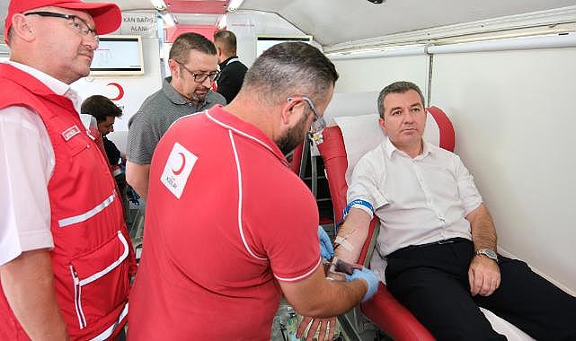 Bergama Belediye Başkanı Hakan Koştu, Kızılay&#039;a destek için kan verdi