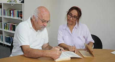 Bilge Çınarlar, görme engelliler için okuyor