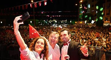 Çeşme büyük zaferi coşkuyla kutladı