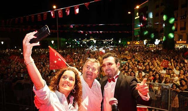 Çeşme büyük zaferi coşkuyla kutladı