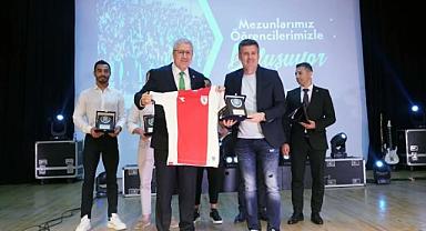 Ege Üniversitesi mezunlarıyla bağlarını koparmıyor