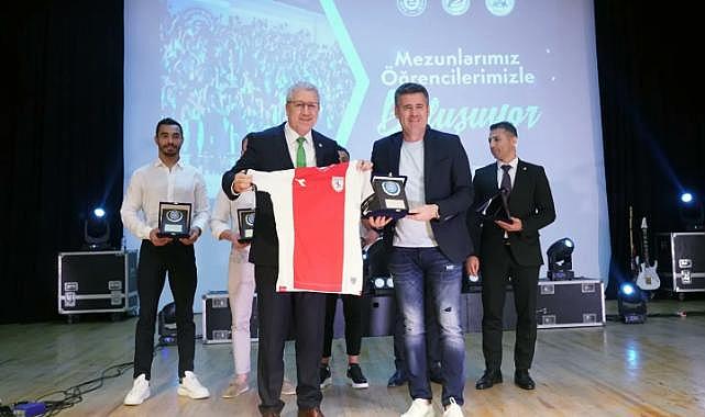 Ege Üniversitesi mezunlarıyla bağlarını koparmıyor