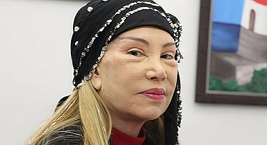 Estetik yaptıran 81 yaşındaki Bedia Akartürk yeni imajı ile görüntülendi