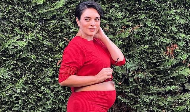 Ezgi Mola karnı burnunda yeni pozlarını paylaştı