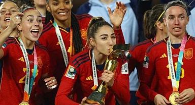 İspanya'ya Dünya Şampiyonluğunu getiren Carmona, maç sonu babasının öldüğünü öğrendi