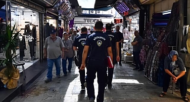 İzmir'de çığırtkan ve hanutçu operasyonu