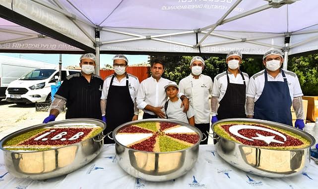 İzmir&#039;de Muharrem ayında aşure dağıtımı başladı