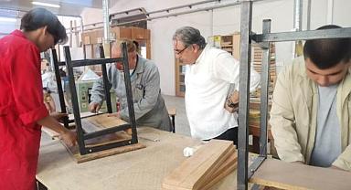 İzmir'de okul sıralarının bakımını gönüllüler yapıyor