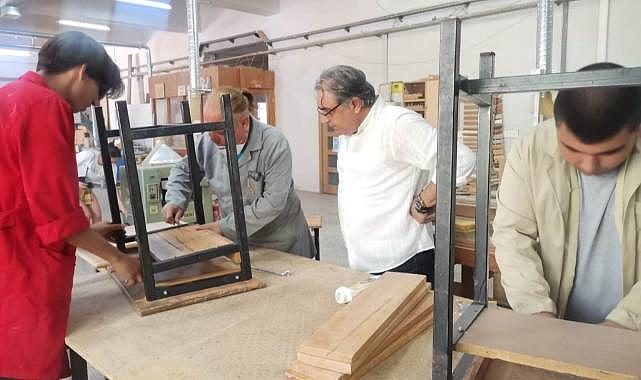 İzmir&#039;de okul sıralarının bakımını gönüllüler yapıyor