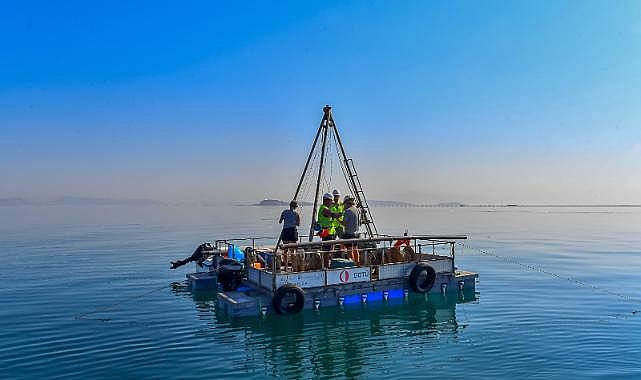 İzmir Körfezi&#039;nin 30 farklı noktasından karot örneği alındı