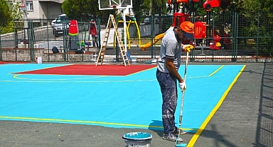 Karabağlar'ın parkları renkleniyor