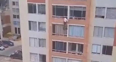 Kolombiya'da 6,3 büyüklüğünde depremde panikleyen bir kişi, evinin camından böyle atladı