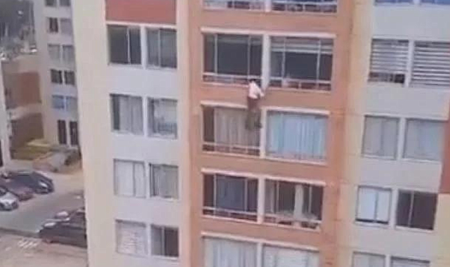 Kolombiya&#039;da 6,3 büyüklüğünde depremde panikleyen bir kişi, evinin camından böyle atladı
